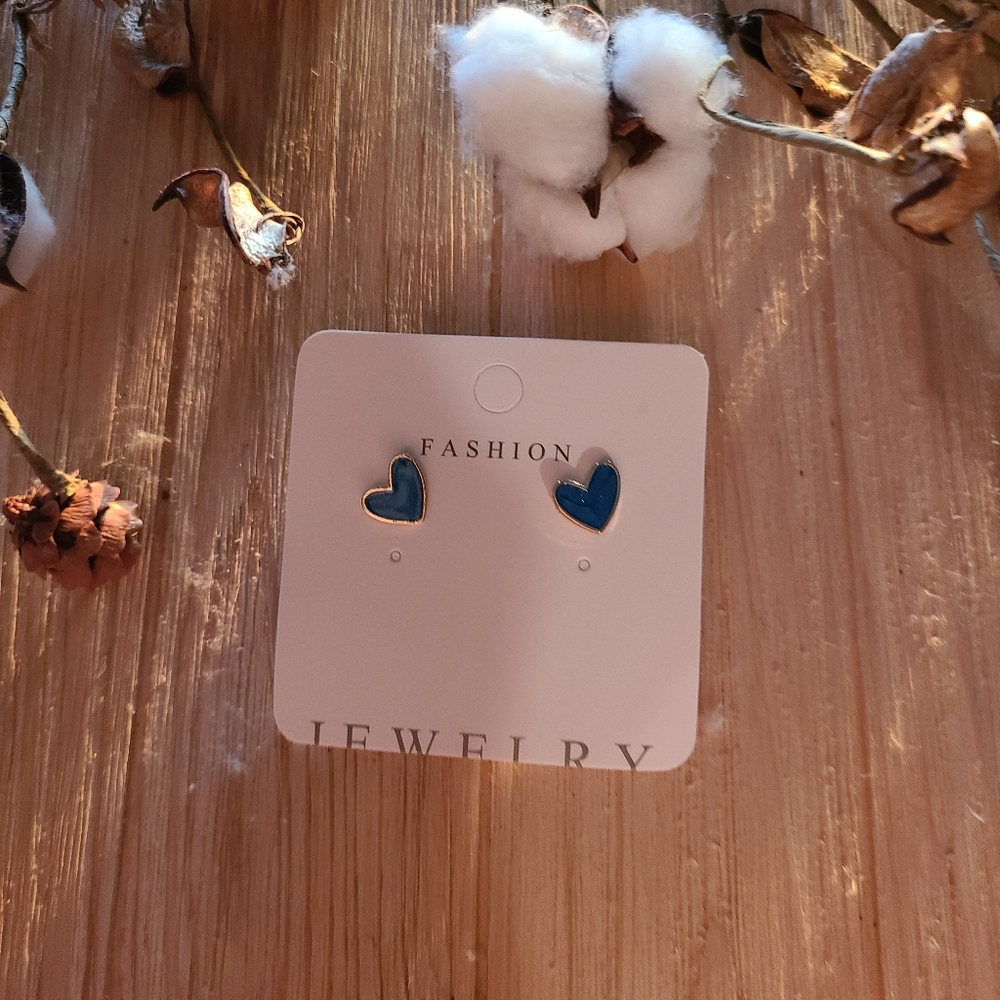 💙💙Super Adorable Blue Colored Heart  Stud Earrings💙💙 - Picture 11 of 15